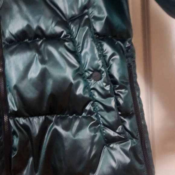 DKNY shiney puffer jacket with faux fur collar. - Picture 5 of 7